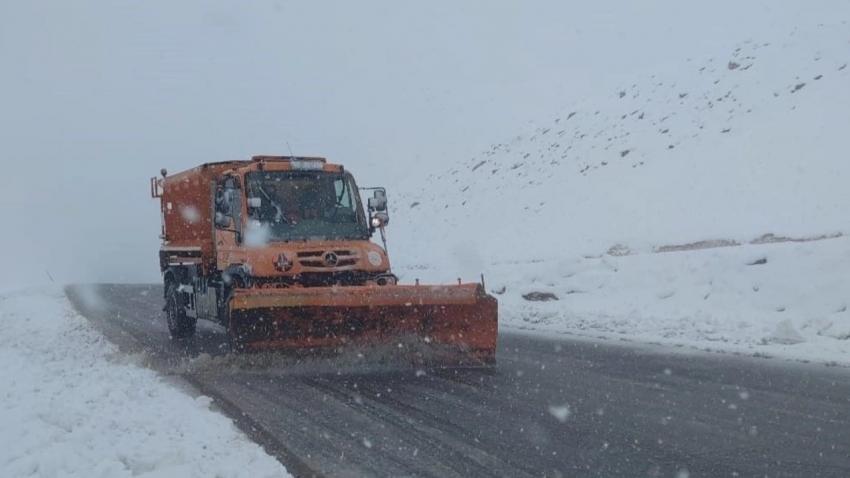  Kar yağışı nedeniyle Yalvaç Akşehir yolunda ulaşım kontrollü sağlanıyor