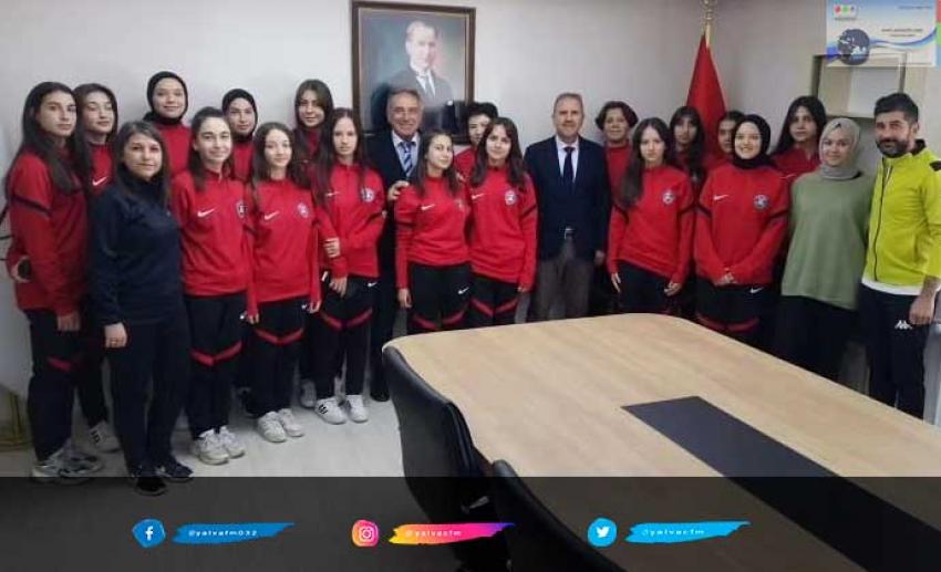 Yalvaç Necip Fazıl Kısakürek Anadolu Lisesi Kız Futbol Takımı Bölge Şampiyonu Oldu