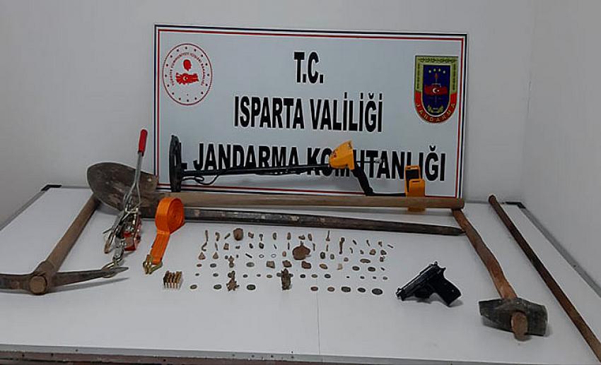 Şarkikarağaç’da kaçak kazıya suçüstü: 2 gözaltı
